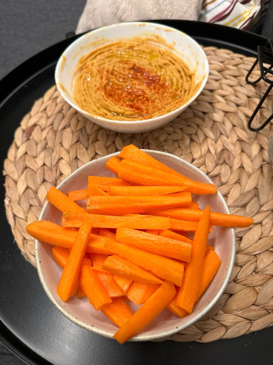 Hummus With Carrot Sticks