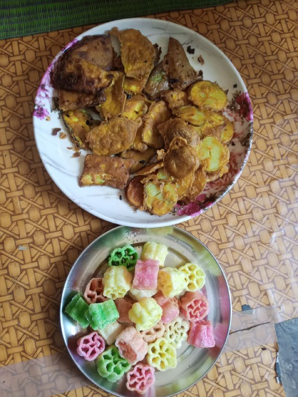 Mixed Plate With Vegetable Pakoras And Puffed Grain Snacks