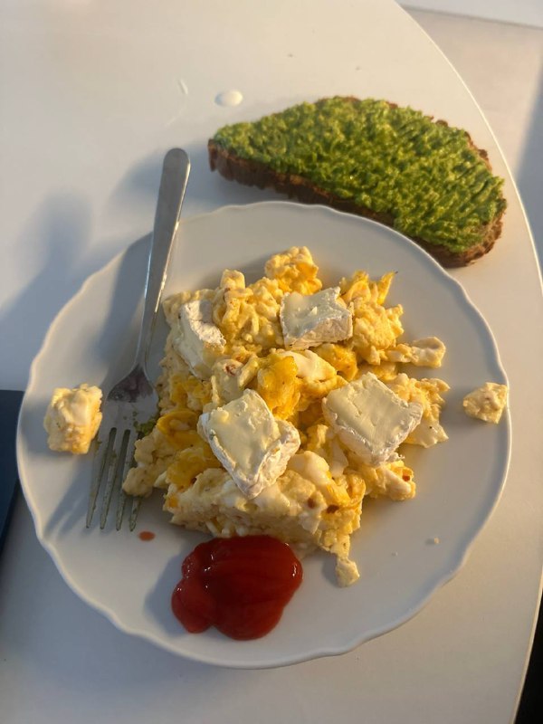 Scrambled Eggs With Cheese, Bread With Avocado/pesto, And Ketchup