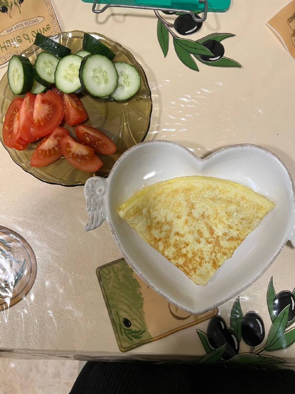 Omelette With A Side Of Sliced Cucumbers And Tomatoes