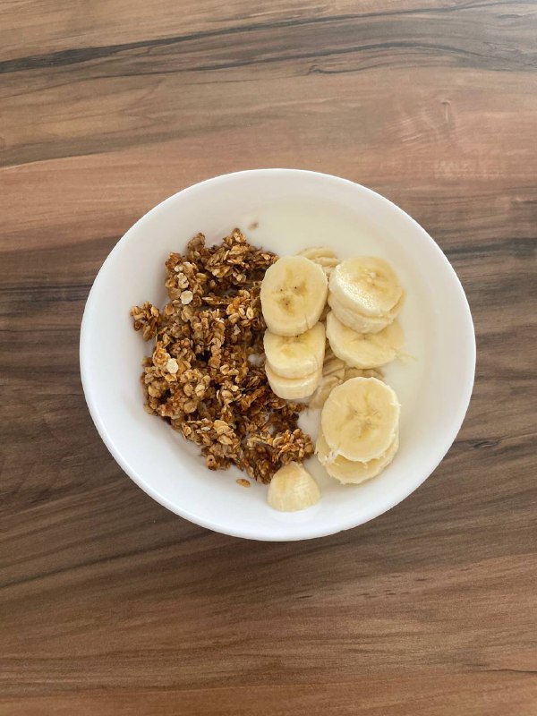 Granola With Banana And Yogurt