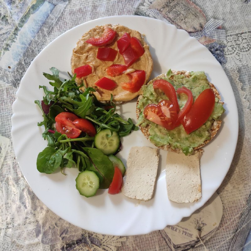 Open-faced Rice Cake Sandwiches With Salad And Tofu