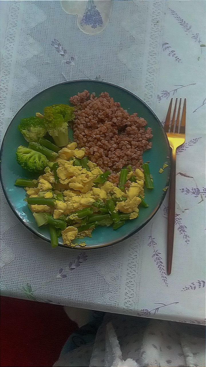 Buckwheat With Scrambled Eggs, Green Beans, And Steamed Broccoli