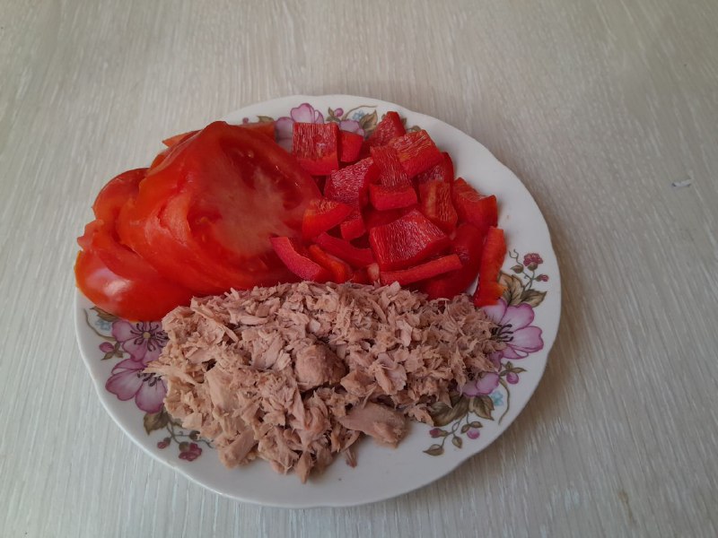 Serving Of Tuna With Sliced Tomato And Red Bell Pepper