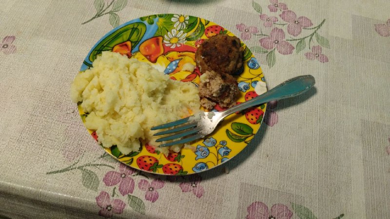 Mashed Potatoes With Meatballs