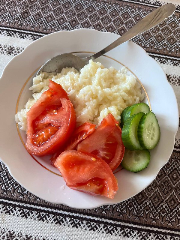 White Rice With Fresh Tomato And Cucumber Slices