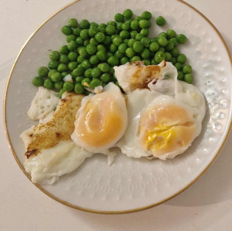 Fried Eggs With Green Peas