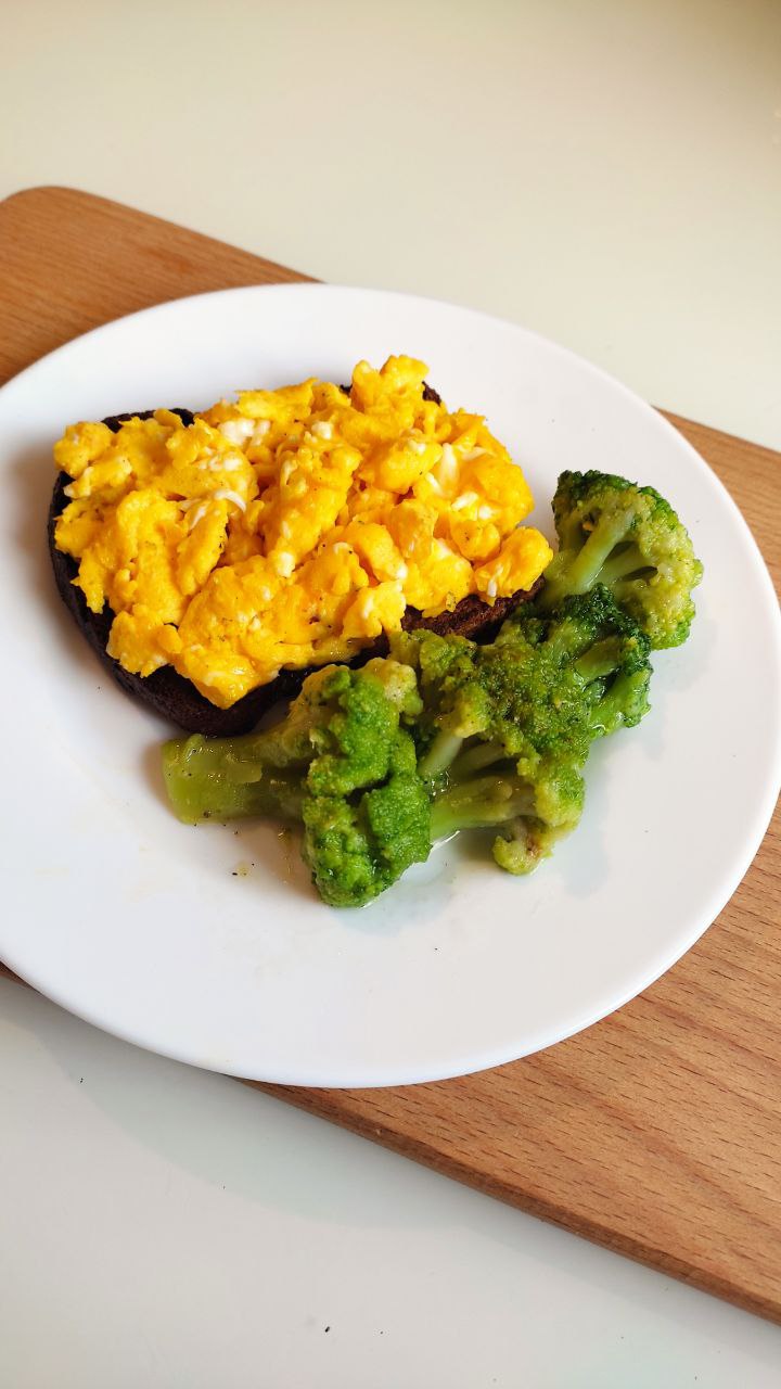 Scrambled Eggs On Portobello Mushroom With Broccoli