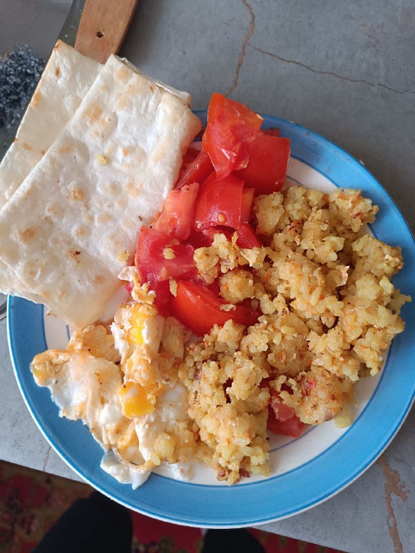 Scrambled Eggs With Tomatoes And Flatbread
