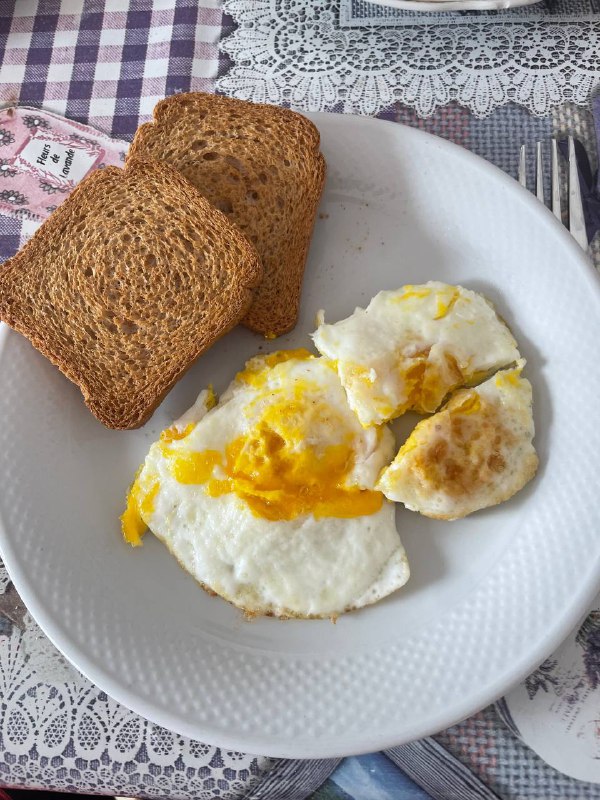 Fried Eggs With Whole Wheat Toast