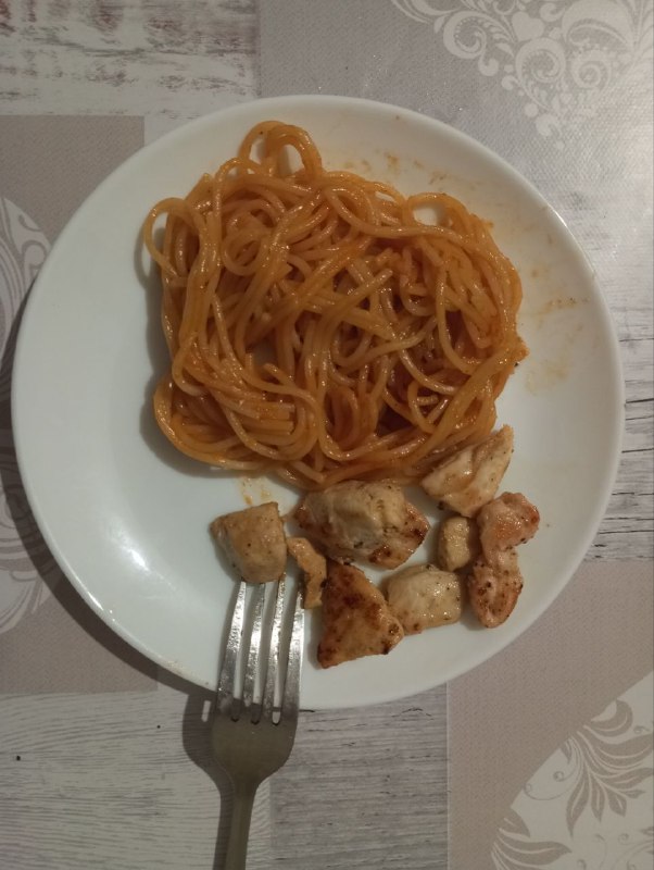 Spaghetti With Tomato Sauce And Grilled Chicken