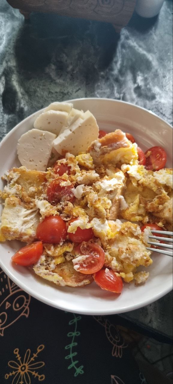 Scrambled Eggs With Tomatoes And Cheese