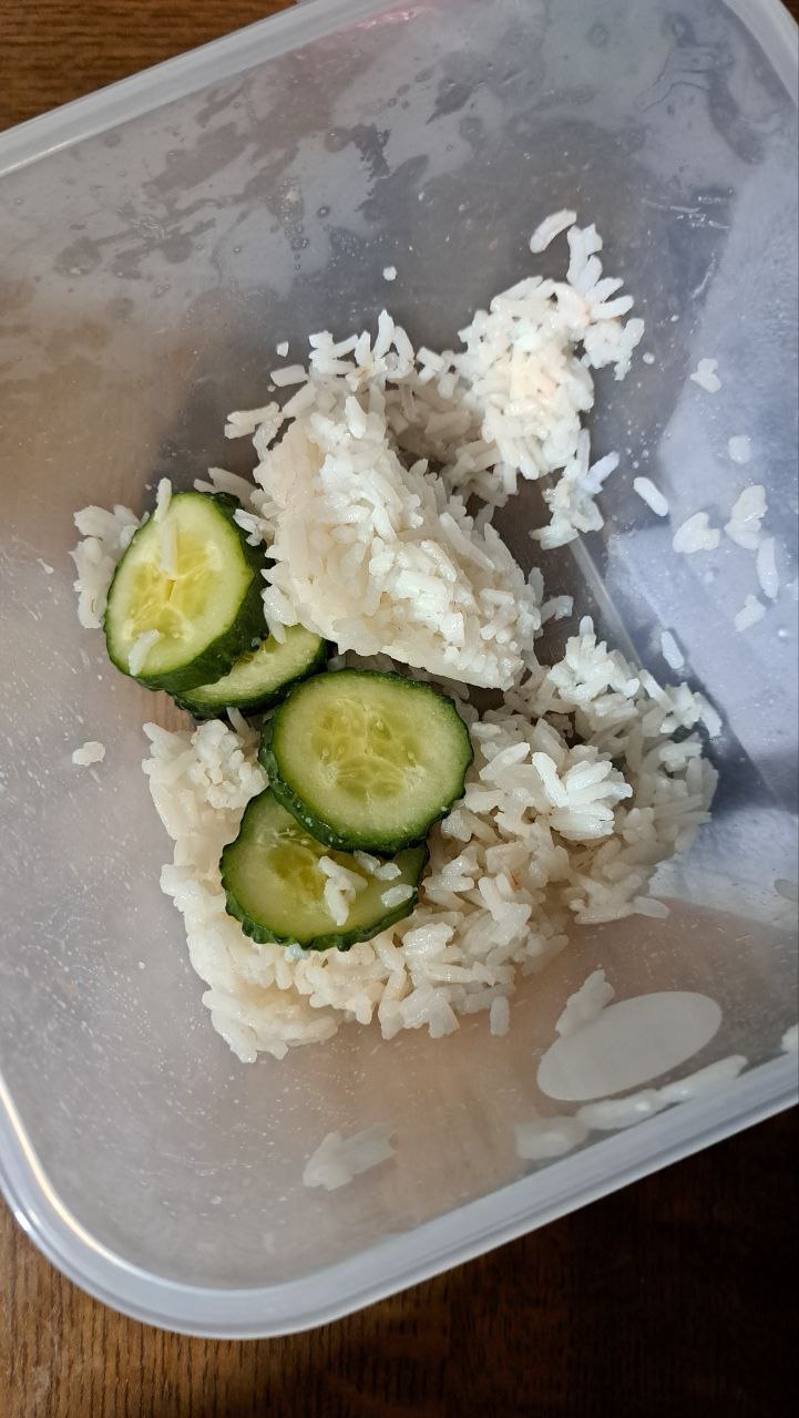 Steamed Rice With Sliced Cucumbers