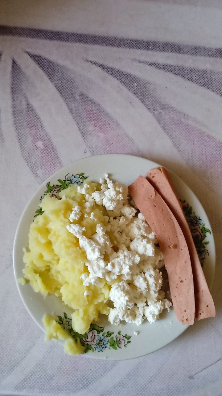Mashed Potatoes With Cottage Cheese And Sausage Slices