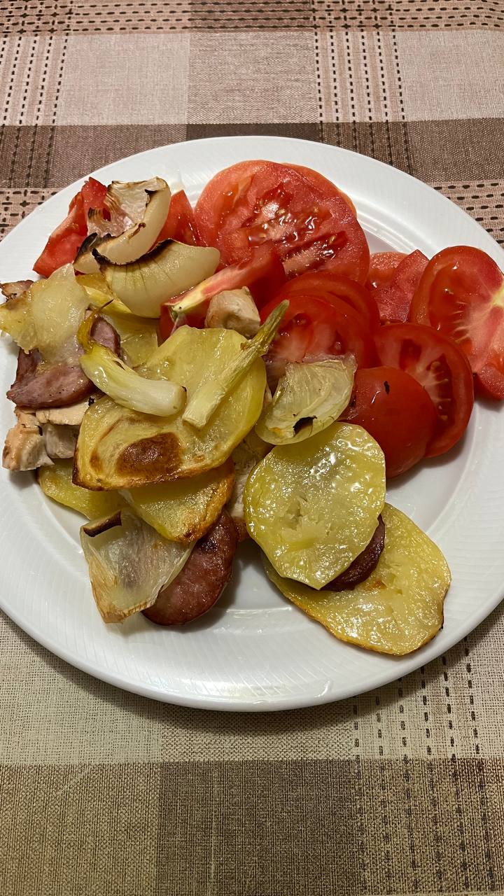 Roasted Potatoes With Sautéed Mushrooms And Fresh Tomato Slices