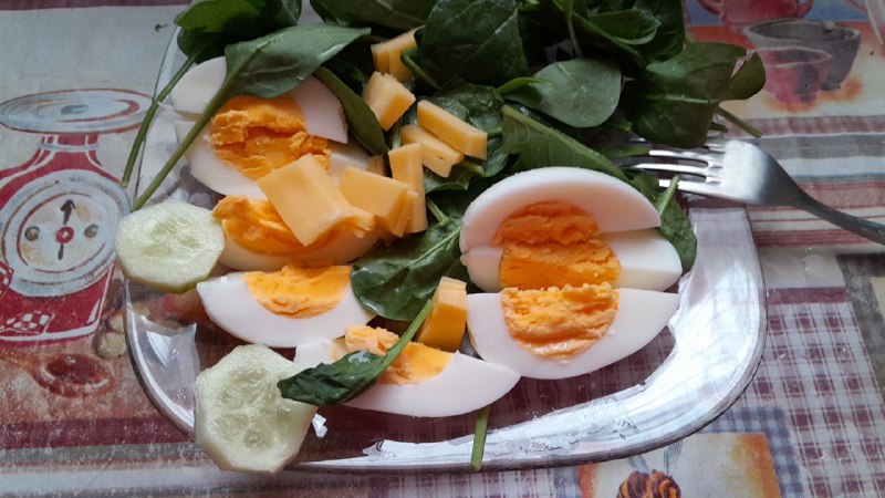 Spinach Salad With Hard-boiled Eggs And Cheese