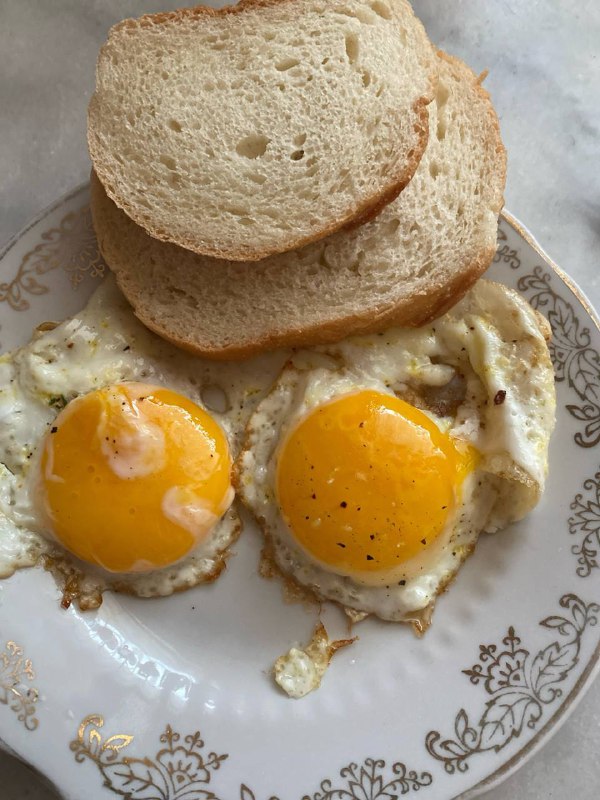 Fried Eggs With Toast