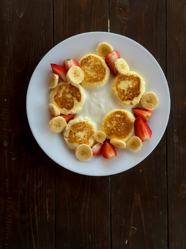 Pancakes With Strawberries And Bananas