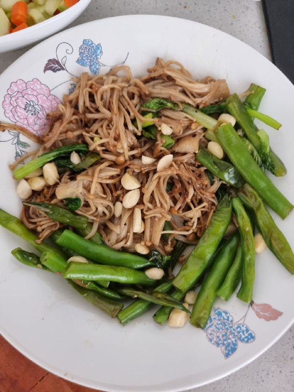 Stir-fried Noodles With Vegetables And Peanuts