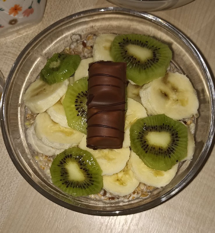 Oatmeal With Banana, Kiwi, And Chocolate Bar