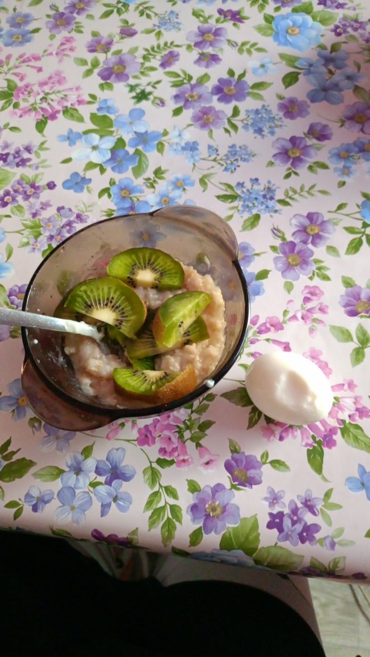 Oatmeal With Kiwi And Yogurt