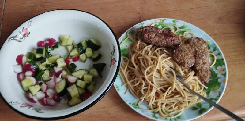 Spaghetti With Meat Patties And Cucumber-radish Salad