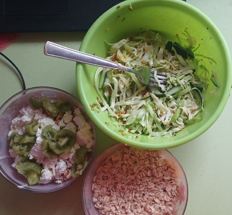 Mixed Meal With Cottage Cheese & Kiwi, Salad, And Puffed Rice