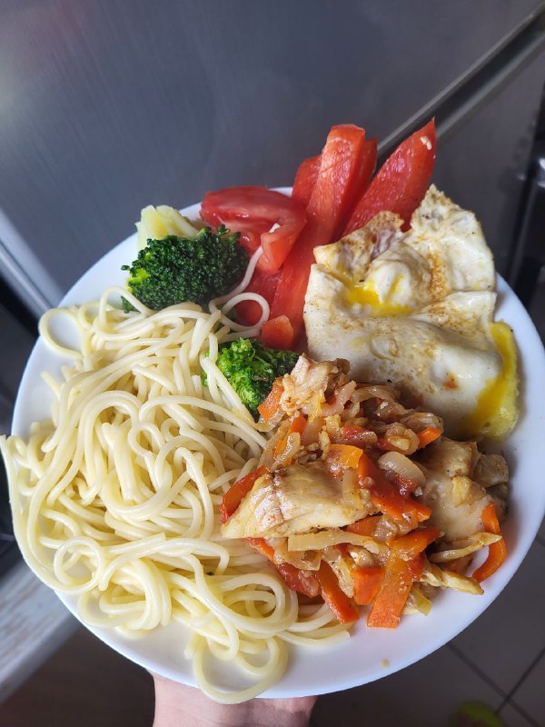 Mixed Plate With Noodles, Stir-fried Chicken And Vegetables, Fried Egg, And Raw Vegetables