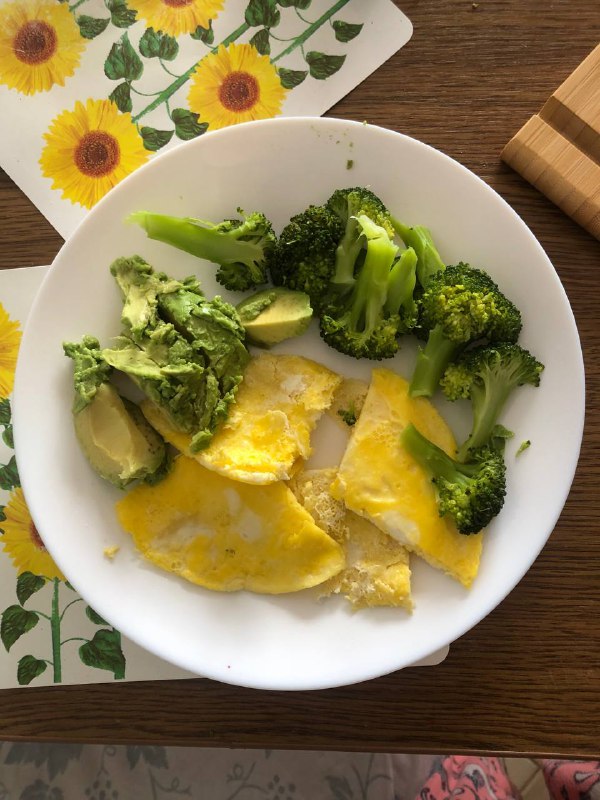 Scrambled Eggs With Avocado And Steamed Broccoli