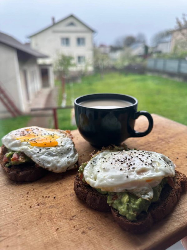 Avocado Toast With Fried Eggs