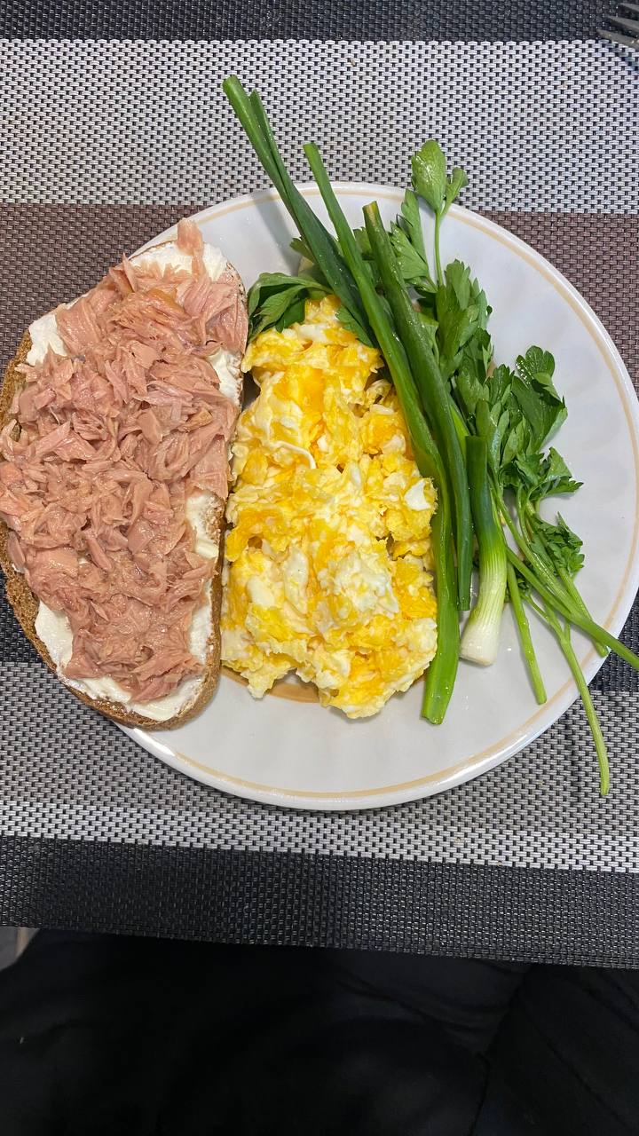 Tuna And Mayo Sandwich With Scrambled Eggs And Green Onions