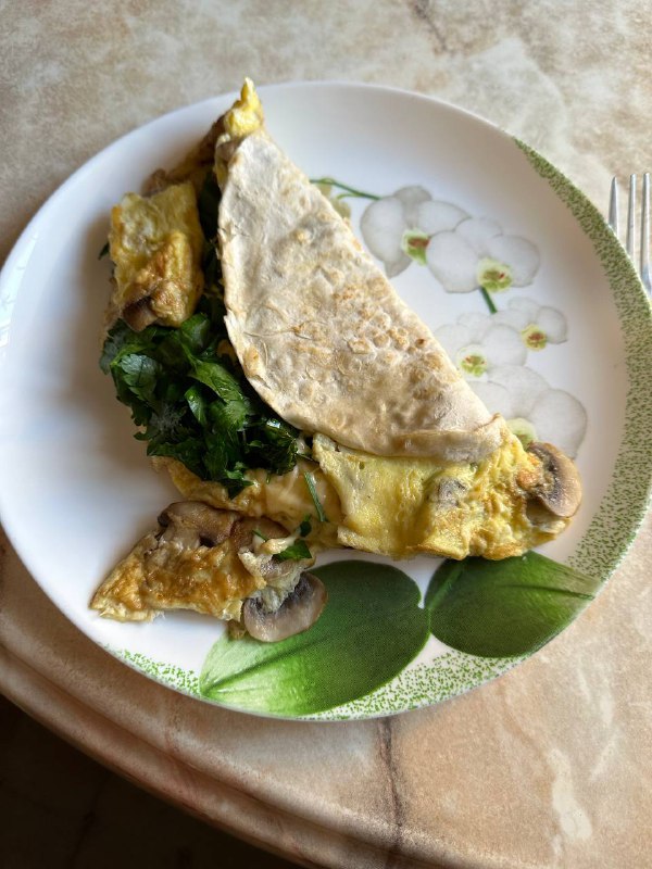 Mushroom And Spinach Omelette With A Side Of Whole Wheat Toast