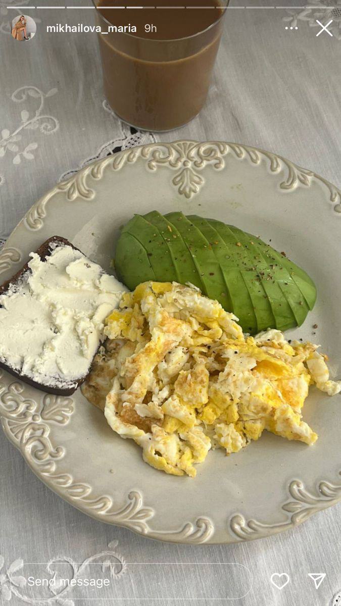 Scrambled Eggs With Avocado And Bread
