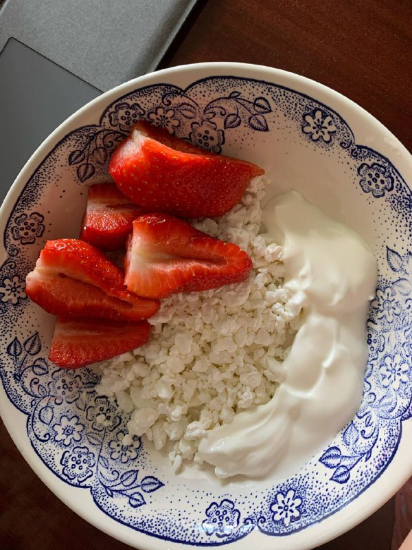 Cottage Cheese With Strawberries And Yogurt
