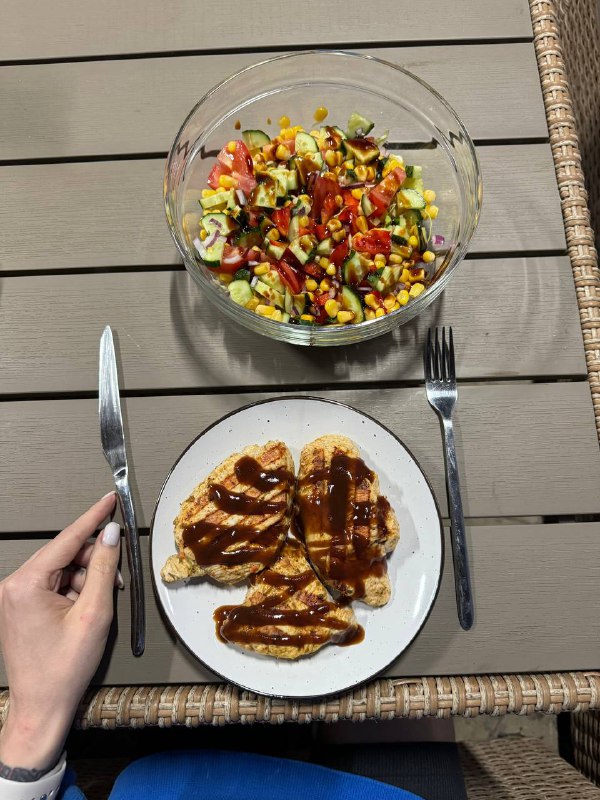Grilled Chicken With Barbecue Sauce And Mixed Vegetable Salad