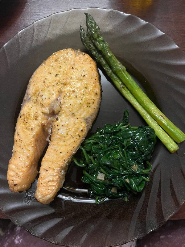Grilled Chicken Breast With Asparagus And Sautéed Spinach