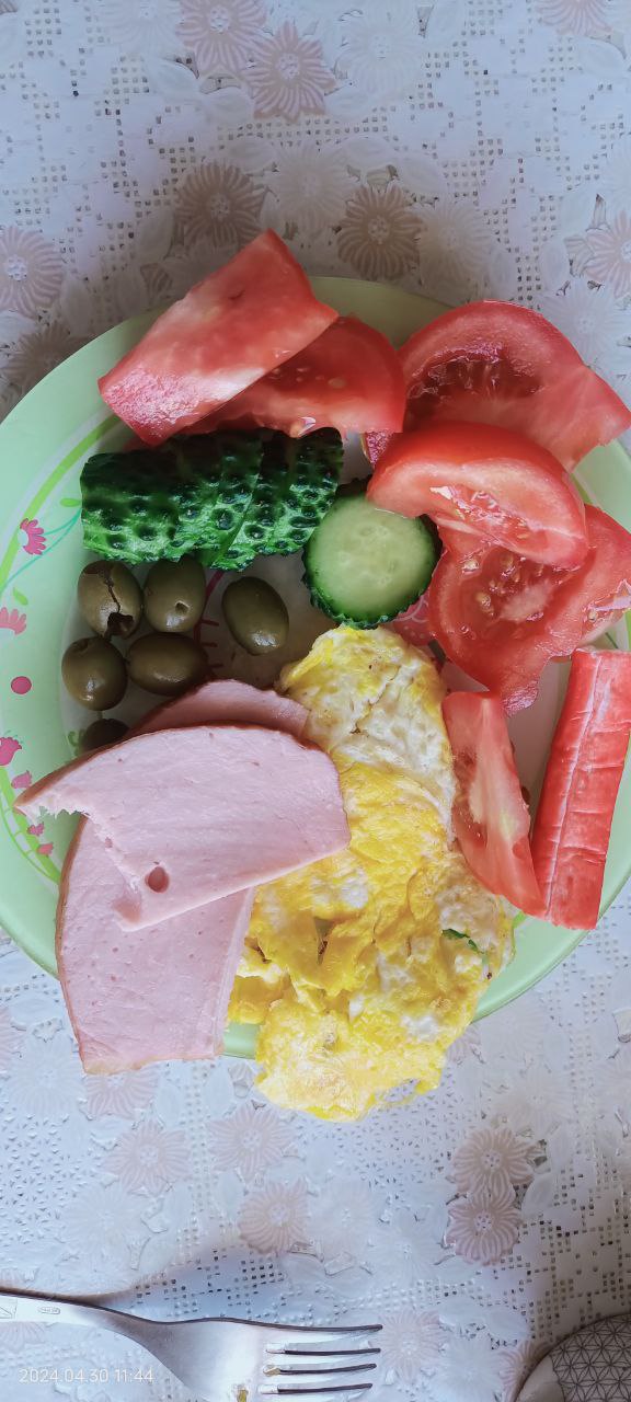 Mixed Plate With Omelet, Ham, And Fresh Vegetables