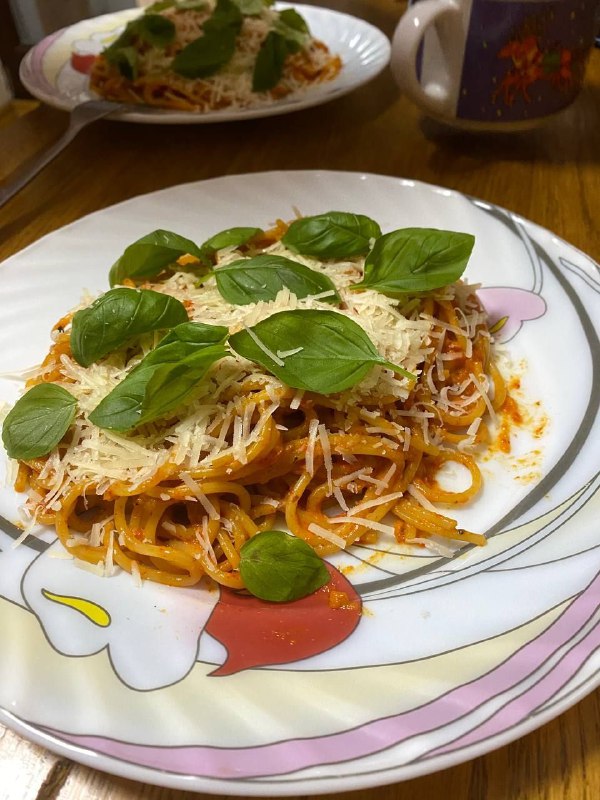 Spaghetti With Tomato Sauce And Basil