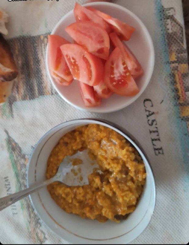 Tomato Slices And Lentil Curry