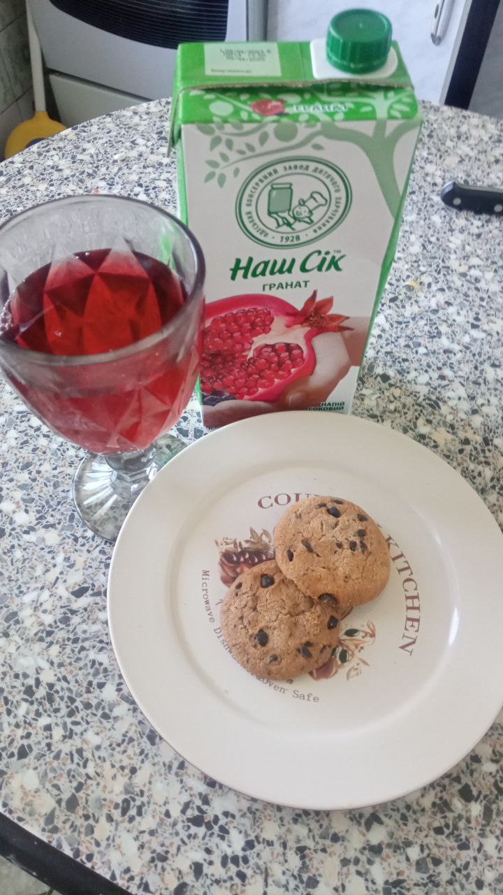 Chocolate Chip Cookies, Gelatin Dessert, Pomegranate Juice