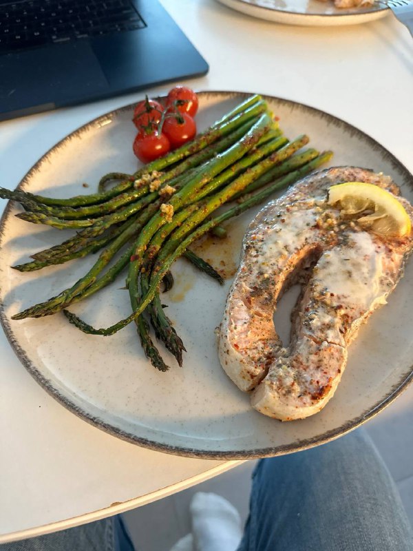 Grilled Salmon With Asparagus And Cherry Tomatoes