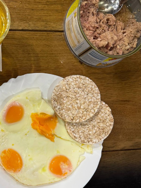 Tuna With Rice Cakes And Fried Eggs