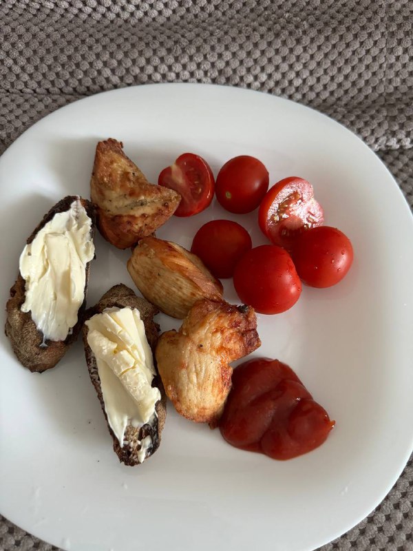 Grilled Chicken With Tomatoes And Bread With Butter