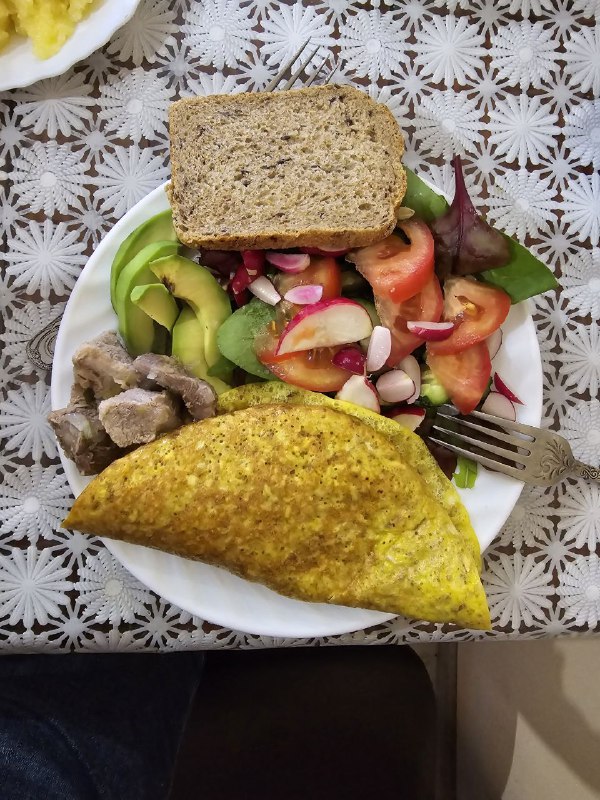 Omelette With Salad And Bread