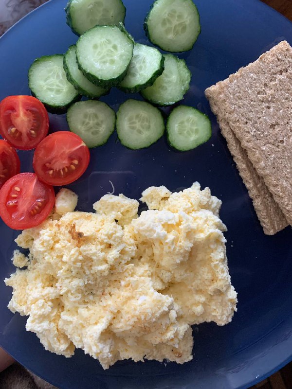 Scrambled Eggs With Vegetables & Crackers