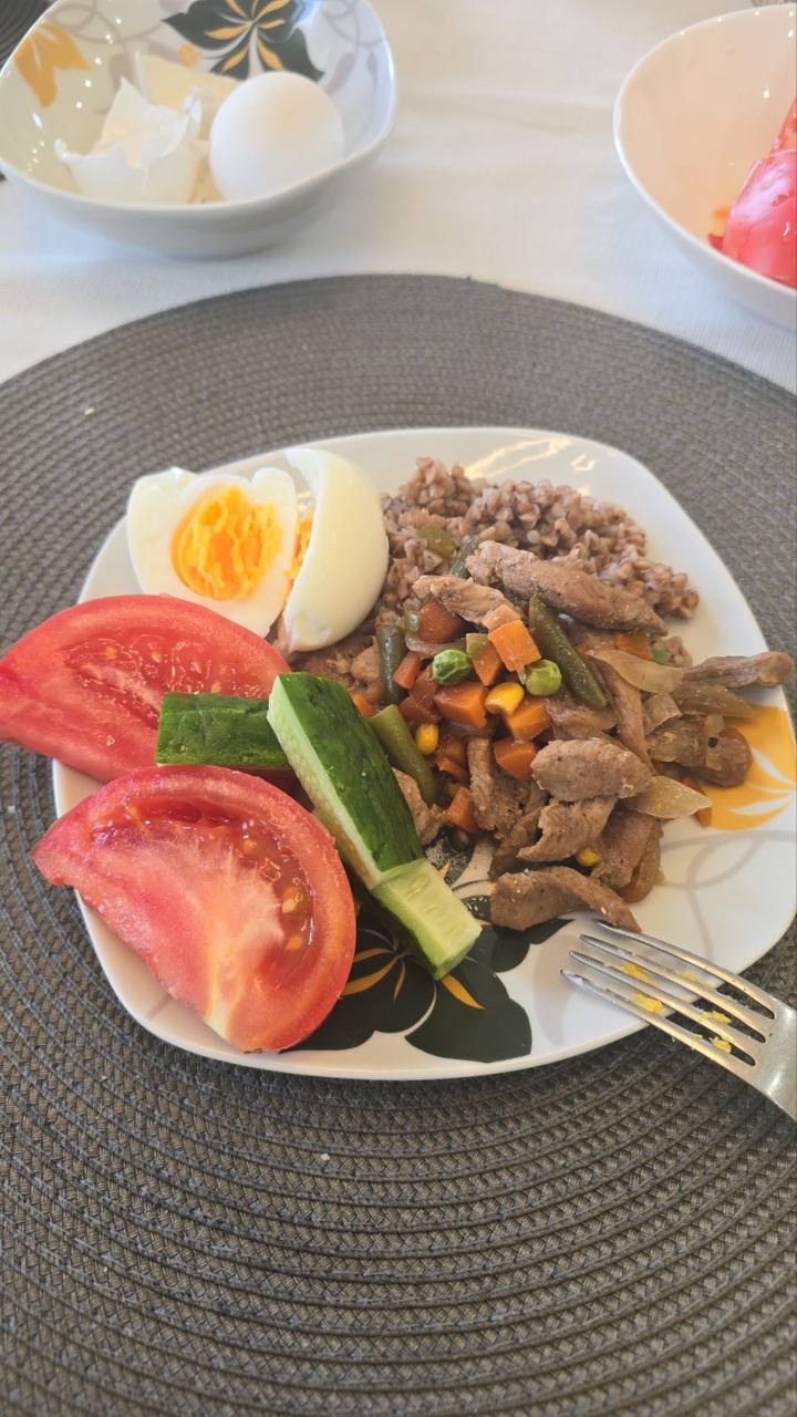 Mixed Platter With Boiled Egg, Tomatoes, Cucumbers, Stir-fried Meat And Vegetables, And Buckwheat