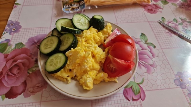 Scrambled Eggs With Cucumber And Tomato