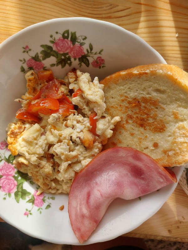 Scrambled Eggs With Tomatoes And Bread
