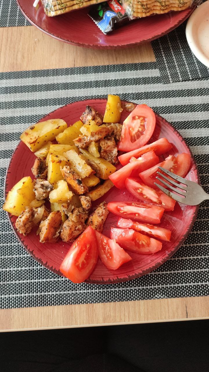 Grilled Chicken With Roasted Potatoes And Fresh Tomatoes