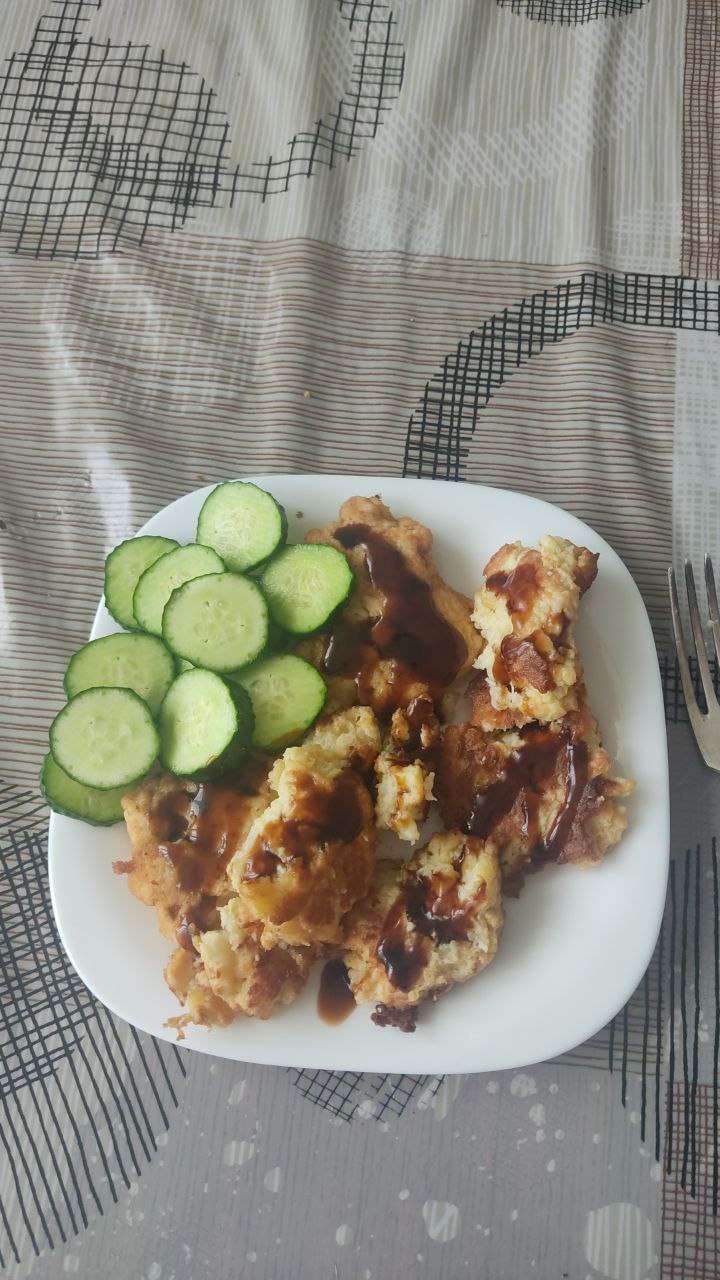 Scrambled Eggs With Sliced Cucumbers And Sauce